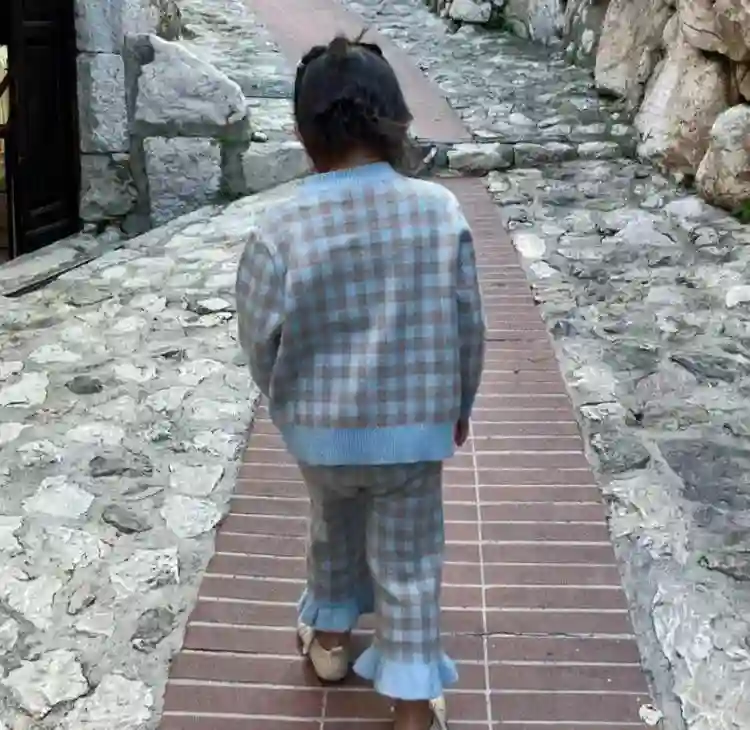 昆凌在澳洲带娃，海瑟薇快到爸爸肩膀，周杰伦背着3岁女儿好宠溺