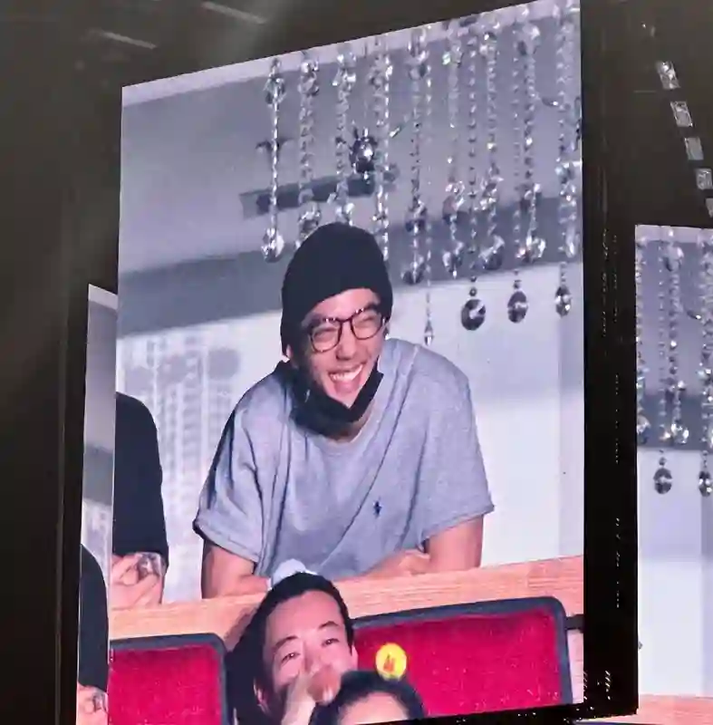李健演唱会现场直击：肖战带爸妈惊喜现身，观众热情互动人气高