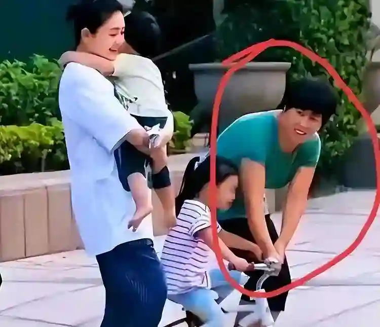 玥儿吃到小杨阿姨做的鸡腿，一顿家常便饭，孩子们也可以吃出幸福