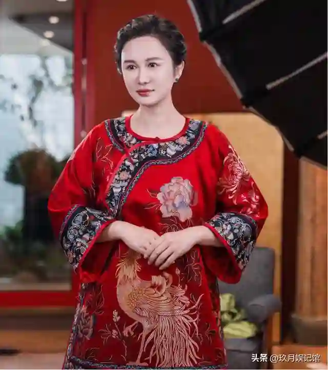她41岁嫁入豪门，44岁为81岁刘诗昆生下女儿，48岁又生下二胎儿子