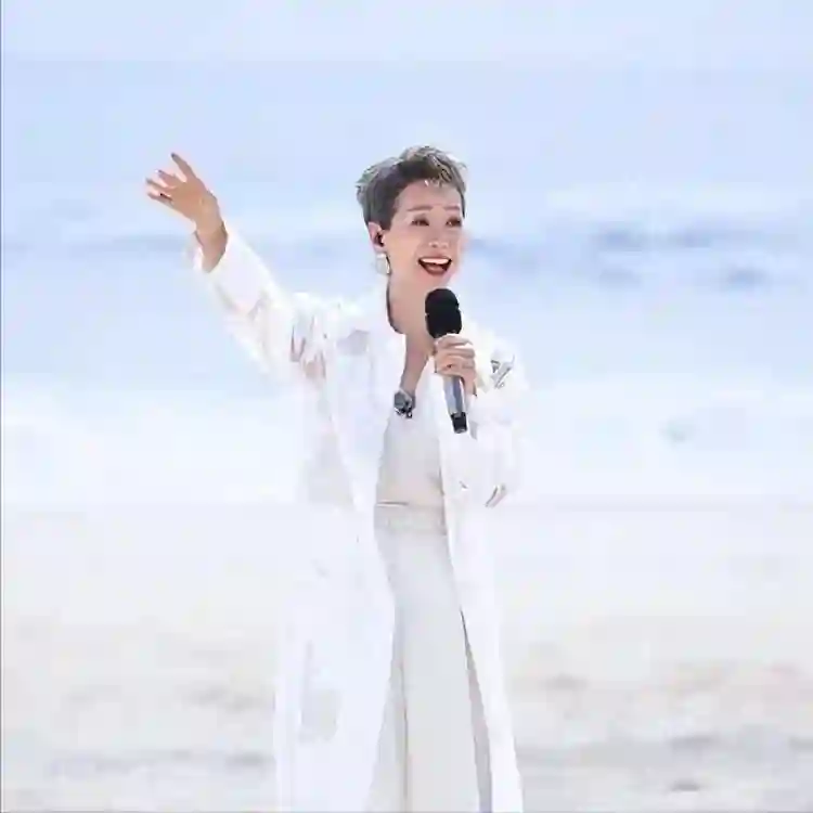 62岁叶童突发意外，遭疯狂粉丝拽下车，最新回应被网友赞高情商