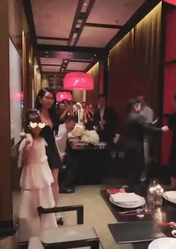 秀恩爱变反转，伊能静为秦昊庆生却因穿衣不当被网民炮轰！