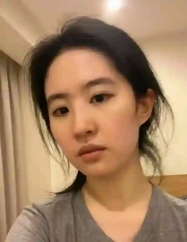 刘亦菲，38岁素颜照大公开，网友直言：这不就是普通人吗？