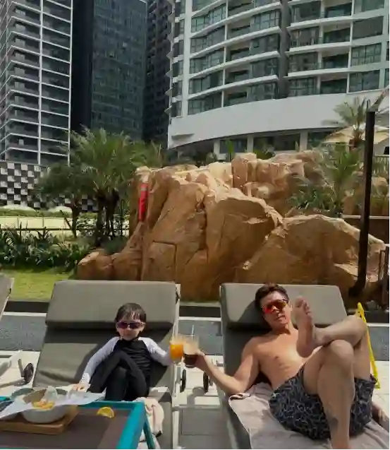 TVB视帝晒全家福，力破婚变传闻，曾不戴婚戒夜蒲被猜测夫妻离婚