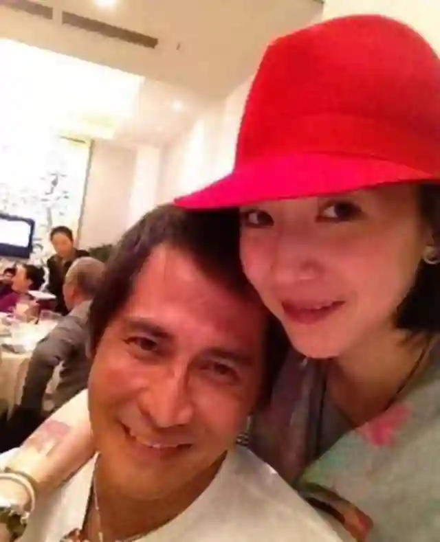 孙丽雅：嫁大24岁歌手齐秦，婚后连生两胎，一家四口其乐融融