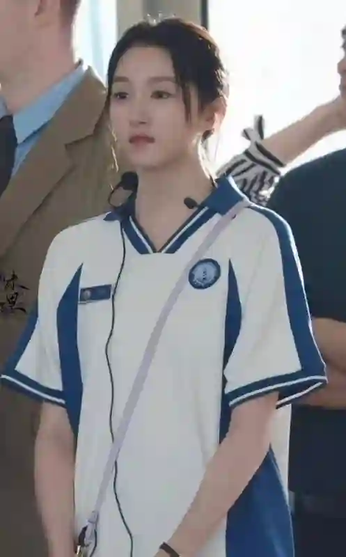 关晓彤晒新剧片场照，单马尾校服造型青春感爆棚