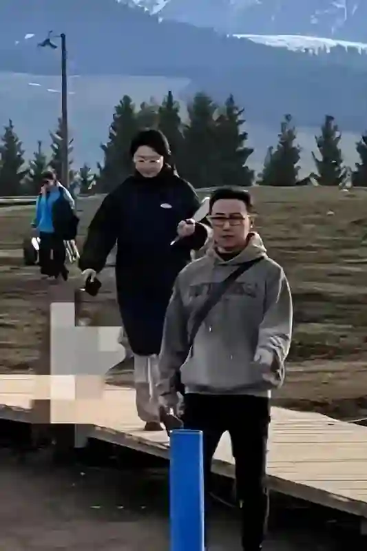 汪峰携手小19岁的女友惊现新疆 连走路姿势都带着二十年前的活力
