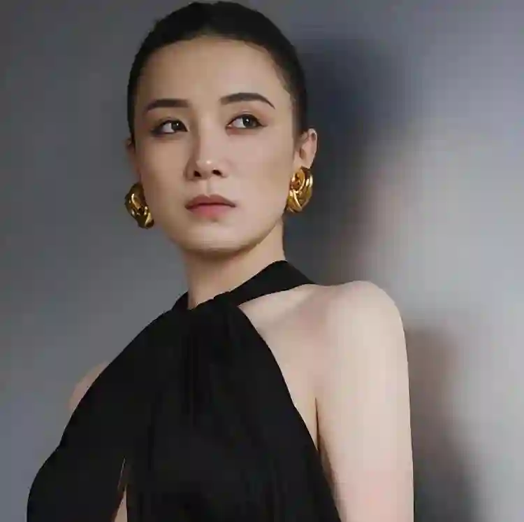 不愧是宋佳！谈帅哥、爱才子，却最终嫁给了小7岁的弟弟