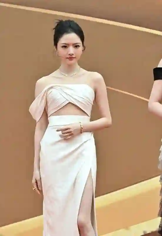 华表奖红毯章子怡舌尖含糖，景甜发型塌方！