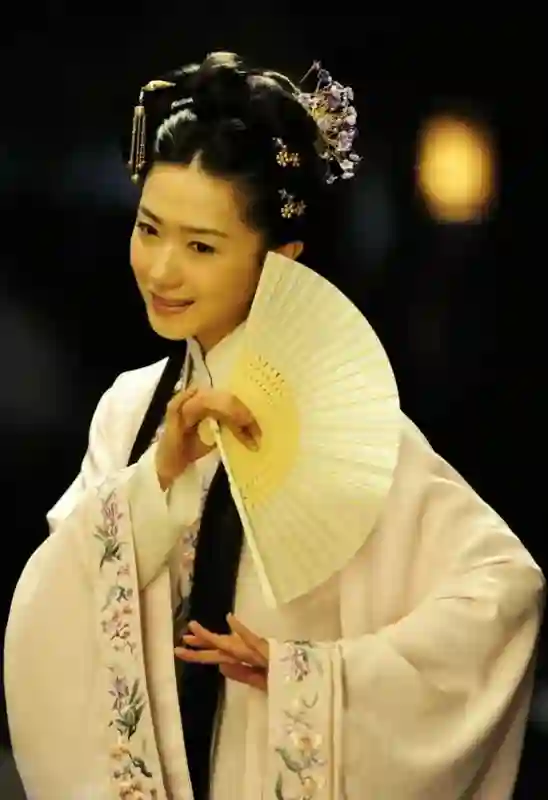 与胡歌互相成就，不婚主义却隐婚生子，43岁万茜成为人生赢家