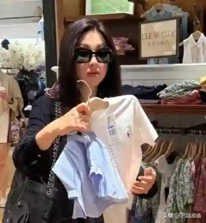 朱珠逛街穿拖鞋出行接地气，戴墨镜披长发又美又飒
