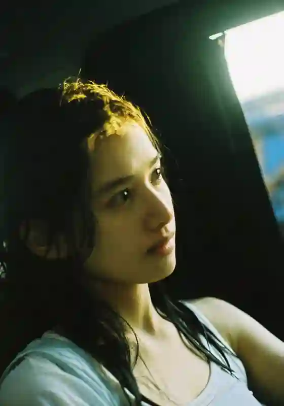 张婧仪夏日随拍释出 光影间的侧颜尽显文艺气质