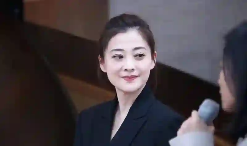 50岁梅婷南京被偶遇，路人视角难以言喻，腰粗脸大肉眼泡加大背头