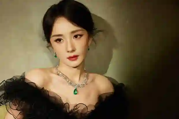 杨幂穿黑裙戴绿宝石项链 光影间演绎奢华贵气