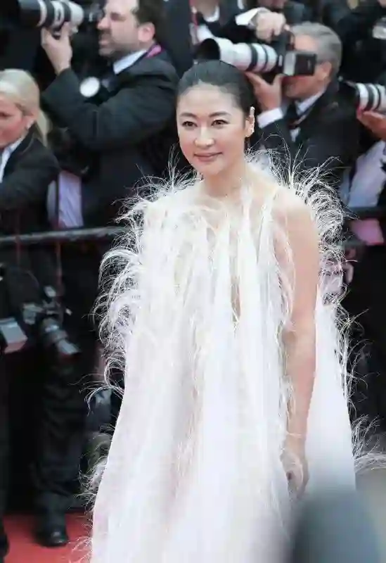 中国女星戛纳巅峰对决：她穿成东方名伶扛住生图，而她一改面相清纯变凌厉……
