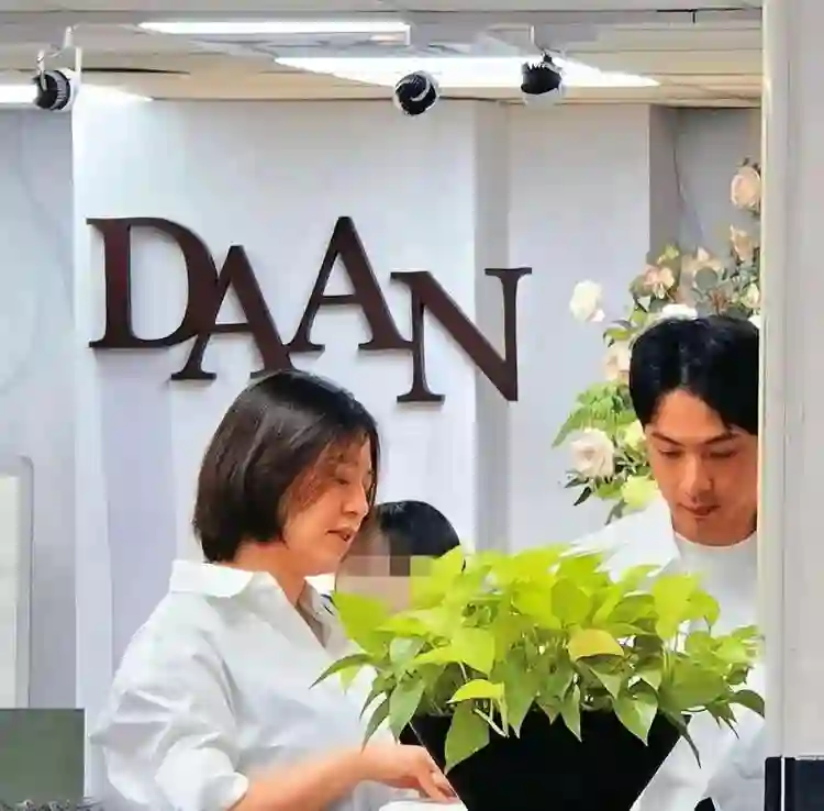 刘品言挺5个月孕肚领证，素颜拍结婚照老很多，老公希望包容孕妇