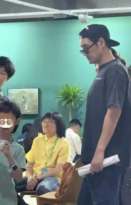 张歆艺袁弘一家看展，婆婆帮带娃真幸福，6岁儿子瘦高个颜值好高