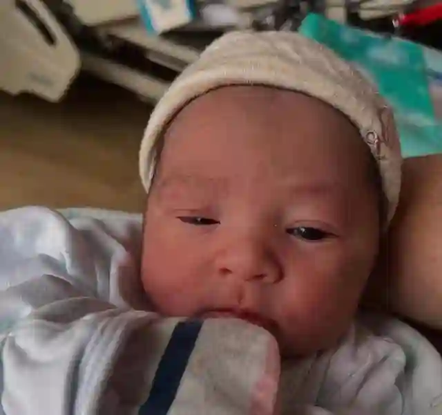 恭喜！香港知名富家千金宣布剖腹生下混血男婴，时隔三年再当妈妈