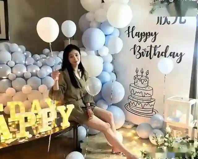 蒋欣晒生日惊喜，俏皮唱生日歌像20岁女孩，被限制吃蛋糕秒变哭脸