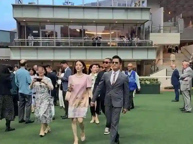 方媛怀 3 胎后现身马场！郭富城紧牵女儿，这画面藏啥故事？