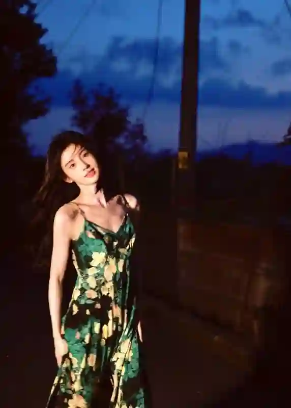 鞠婧祎穿墨绿色玫瑰长裙如画中人！吊带设计衬雪肌，清纯感溢出屏幕