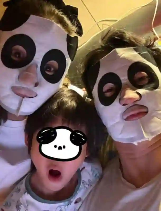 张歆艺袁弘一家看展，婆婆帮带娃真幸福，6岁儿子瘦高个颜值好高