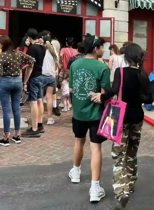 张柏芝晒娃：大儿子185cm沉稳酷哥，二儿子帅炸被称“男版柏芝”，幼子萌态抢镜最神秘！