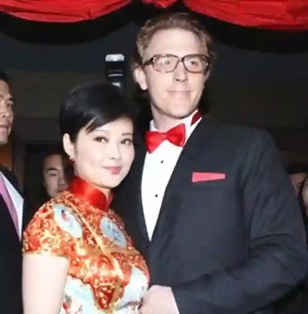 颜值回春惊艳全场，52岁袁立魅力不减，巴黎秀恩爱似少女