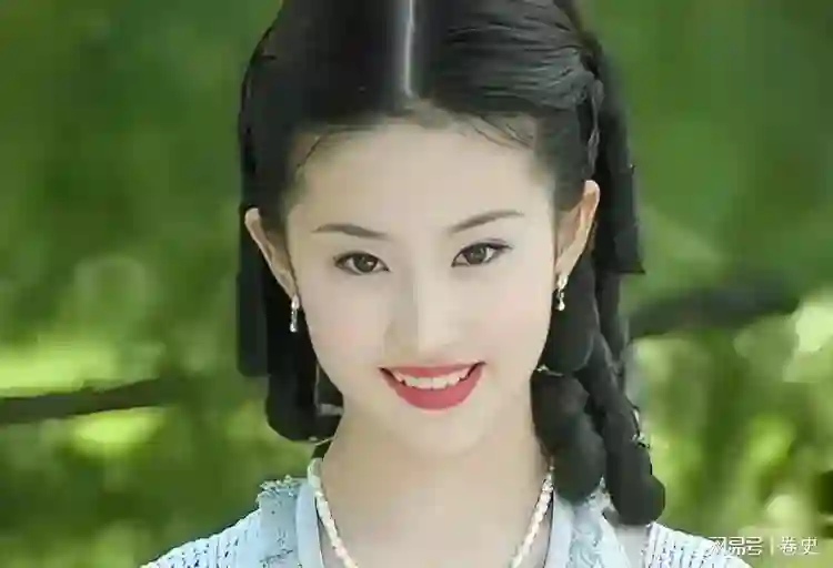 事实证明，“不合群”的刘亦菲和赵丽颖，才是娱乐圈真正的聪明人