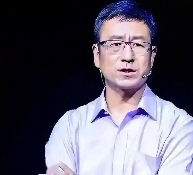 “央视一哥”白岩松被病痛折磨，曾多次想不开，56岁白发满头