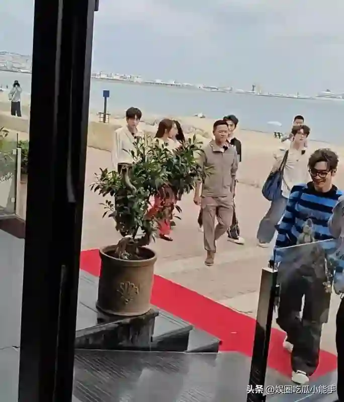 中餐厅9路透，黄晓明条纹衫厚底鞋打扮帅气，被吐槽是老人装年轻