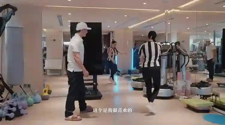 刘畊宏做客钟丽缇北京豪宅，赶饭点吃六个菜，家里有俩保姆照顾她