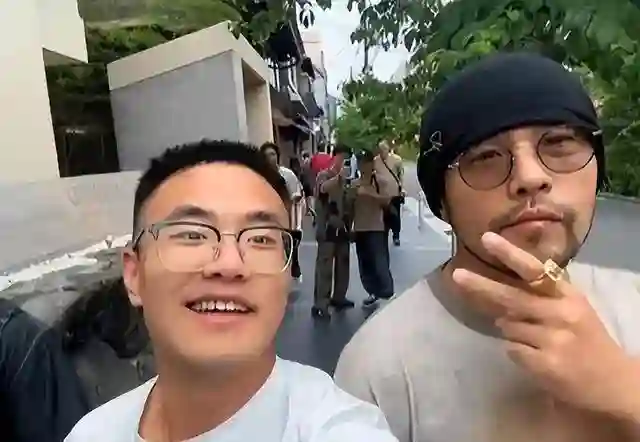 被病痛折磨，46岁周杰伦近况曝光，靠友人搀扶，上厕所都要靠别人