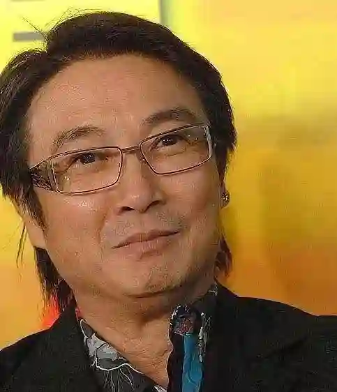 60岁港星刘松仁与23岁泰国空姐的真爱传奇：不惧变性传闻，30年恩爱如初