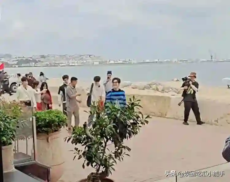中餐厅9路透，黄晓明条纹衫厚底鞋打扮帅气，被吐槽是老人装年轻