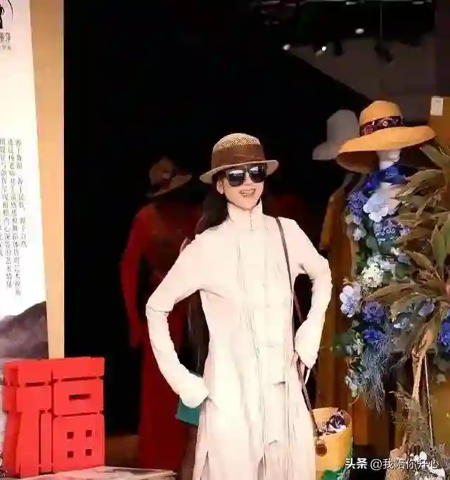 66岁杨丽萍回云南，身材依然完美，网友赞：毫无明星架子！