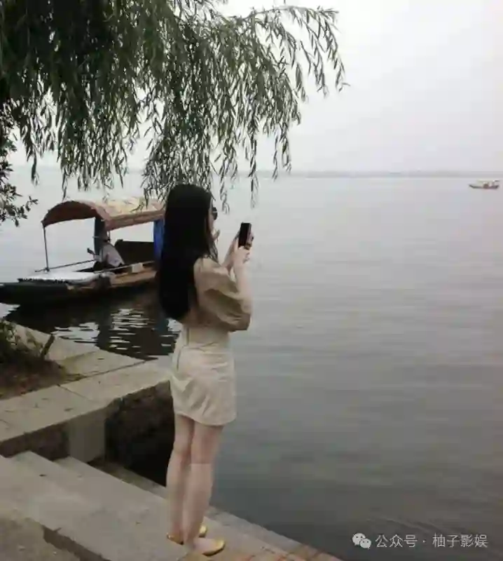 37岁刘亦菲和小姨游东湖，穿包臀裙素颜出镜嫩似少女，家里基因太强大！