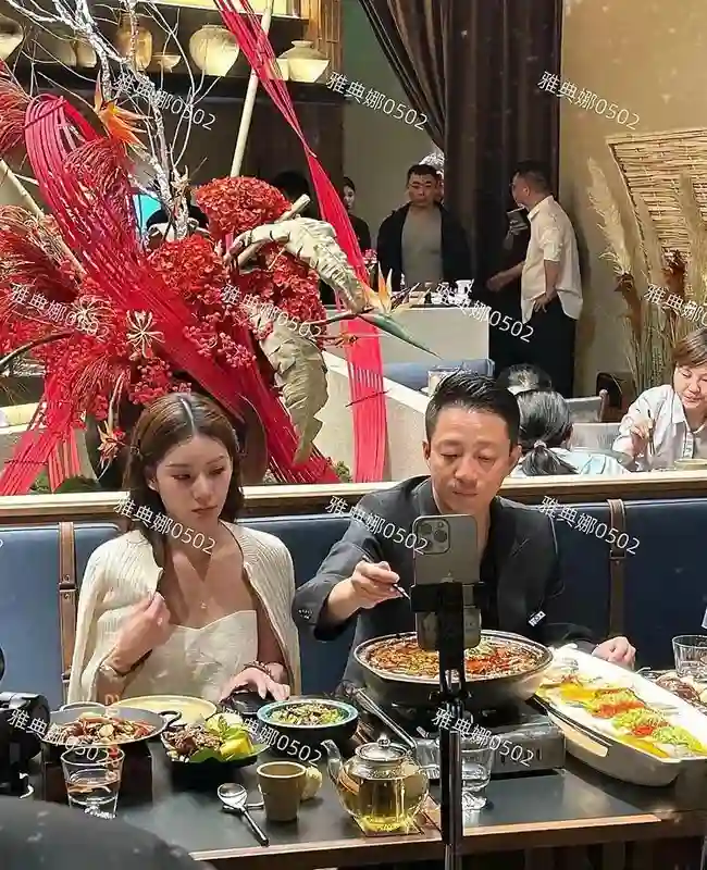汪小菲本人不年轻皮肤也不太好，他跟老婆吃饭面前也要摆手机直播