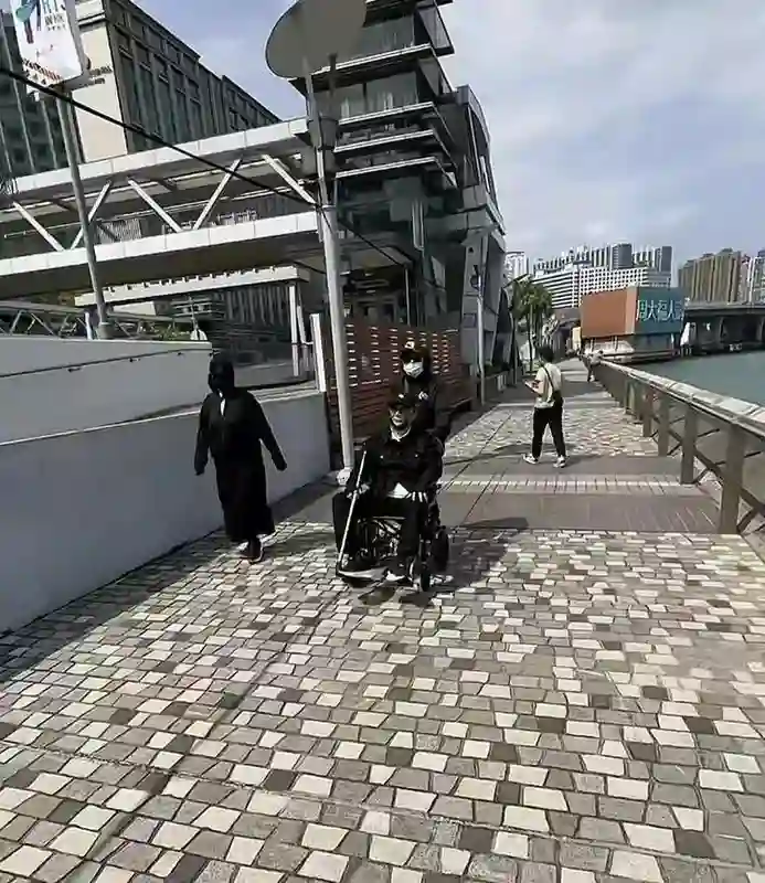 谢贤健康状况不乐观！香港街头被偶遇，坐轮椅晒太阳，人消瘦无神