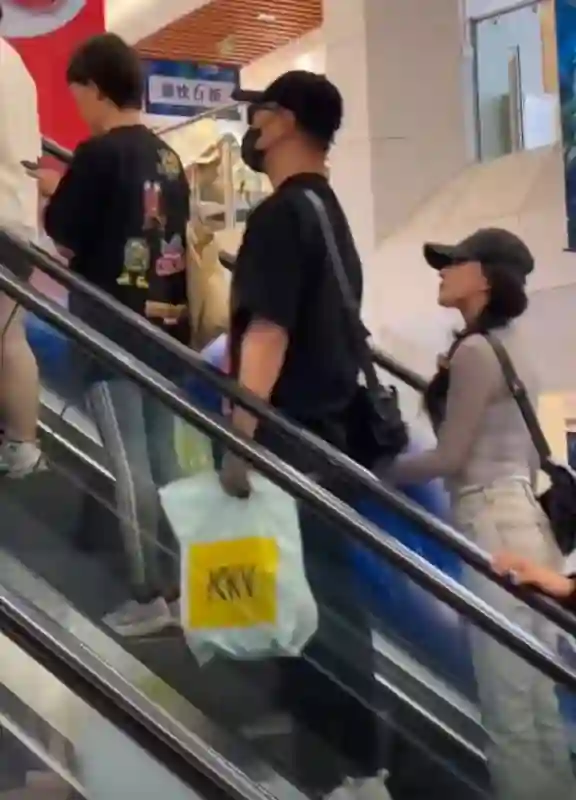 汪峰牵手森林北逛街，低调现身甜蜜十足！
