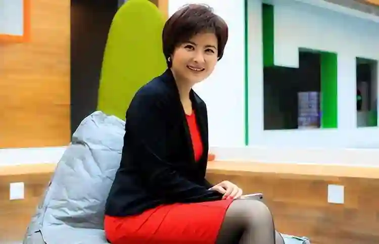 她曾是央视一枝花，低调嫁大18岁李铁为妻，如今52岁已满头白发
