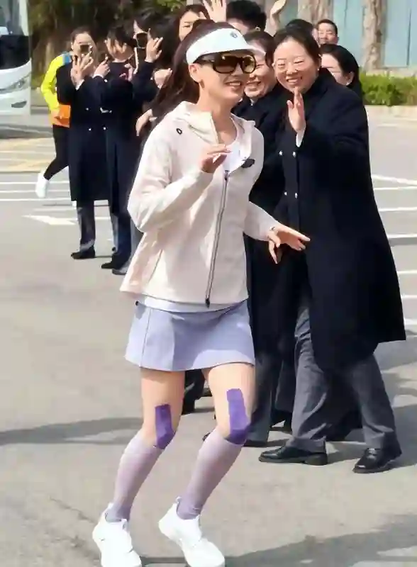 黄圣依三亚被偶遇，42岁的她自信放光芒，与31岁奥运冠军像同龄人