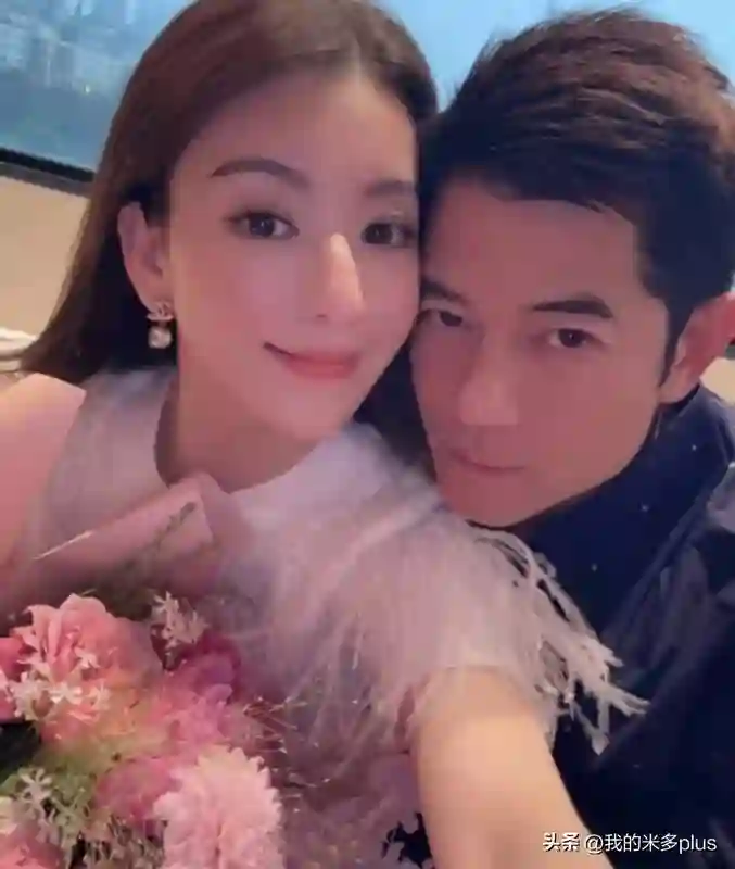 方媛结婚8周年晒照，郭富城黑发显年轻，俩女儿似洋娃娃精致无比