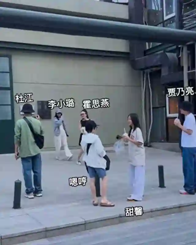 贾乃亮李小璐合体出游，男方仍态度卑微，“做头门”事件余波犹在