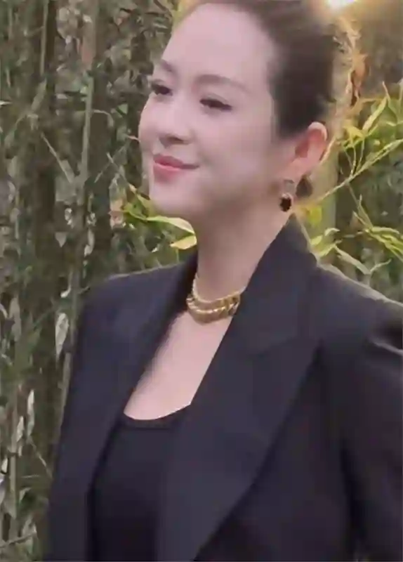 46岁章子怡参加活动，盘发+黑西装似女企业家，眼神带着一股狠劲