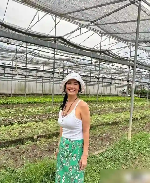 61岁韦唯泰国当“农妇”？田间喂牛笑如花，这状态谁看了不酸？