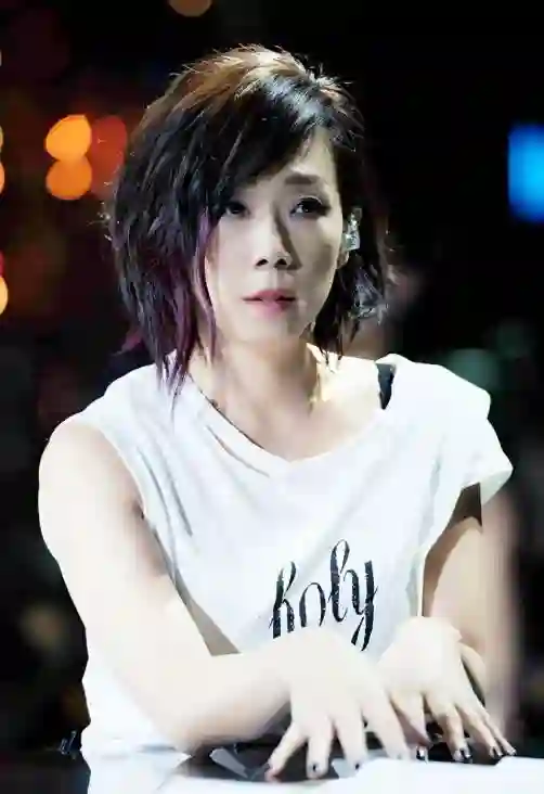 离婚21年，李宗盛早有娇妻，为何林忆莲仍不再婚？答案俗套又露骨