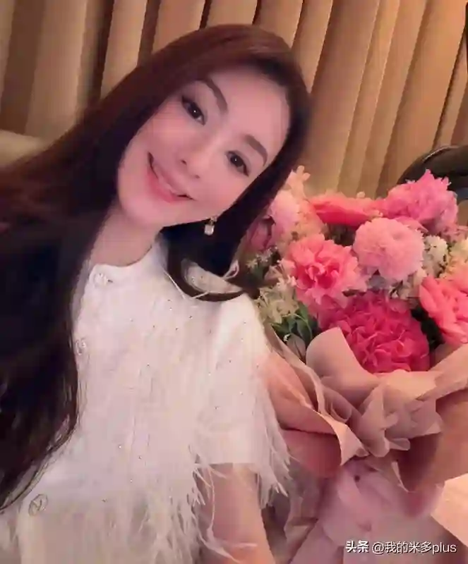 方媛结婚8周年晒照，郭富城黑发显年轻，俩女儿似洋娃娃精致无比