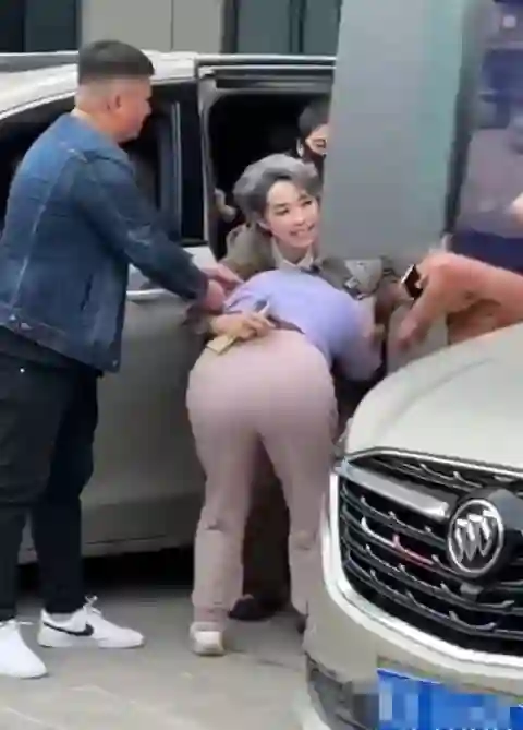 62岁叶童被老年粉丝拦车，下车拥抱尽显亲和