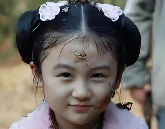 她6岁被成龙抱着上春晚，却因长歪被骂退圈出国，如今逆袭成女神